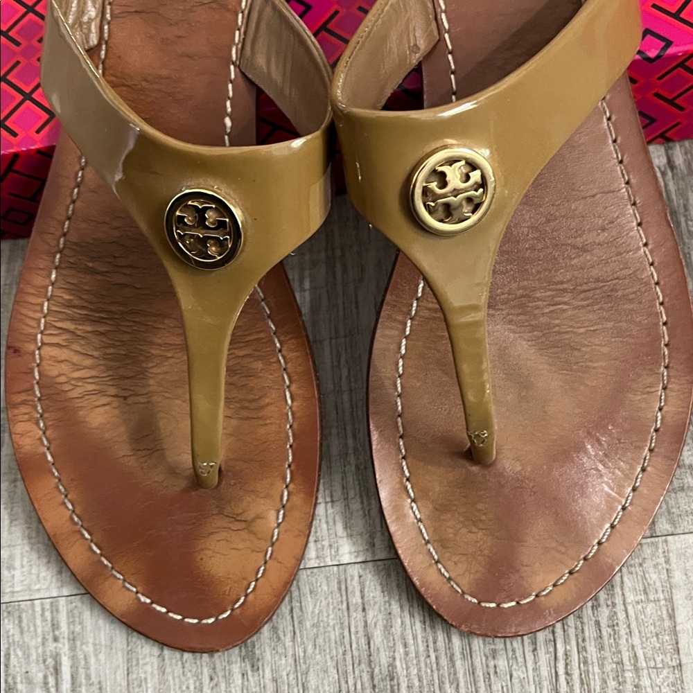 Tory Burch Tan Patent Miller Thong Sandals - Picture 4 of 11